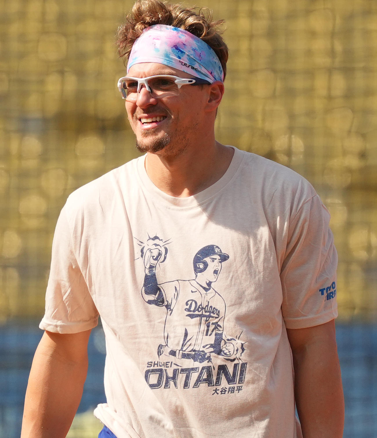 ドジャース対ロッキーズ　試合前、球場で配布される大谷Tシャツを着て練習をするE・ヘルナンデス（撮影・菅敏）