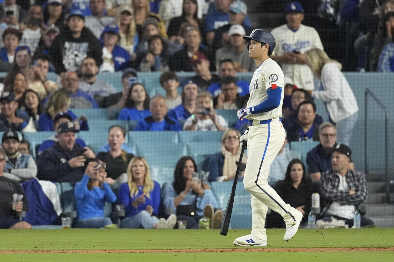大谷翔平はロッキーズ戦の6回表に死球を受けて微妙な表情を浮かべた（AP）