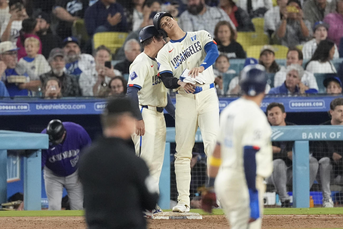 6回に死球を受けた大谷翔平は一塁コーチに話しかけられる（AP）