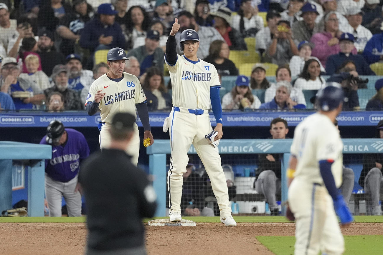 大谷翔平はロッキーズ戦の6回表に死球を受けた後、一塁上で二塁走者に合図を送った（AP）