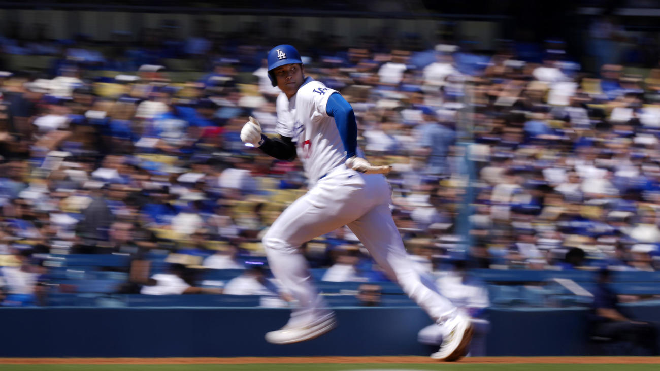 1回、三塁に進塁する大谷（AP）