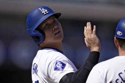 1回、左前安打で出塁した大谷翔平(AP)