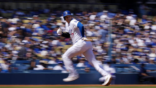 1回、三塁に進塁する大谷(AP)