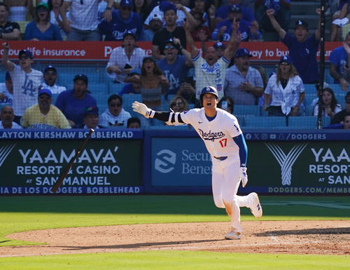 ドジャース対ロッキーズ 9回裏ドジャース無死、53号同点の同点のソロ本塁打を放つ大谷(撮影・菅敏)