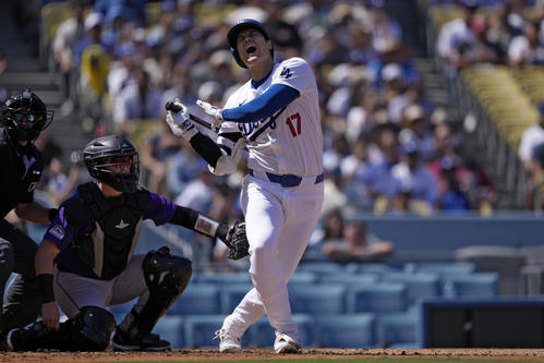1回、ファウルを打った大谷翔平(AP)