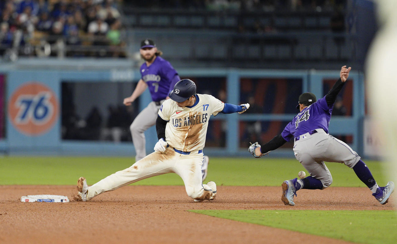 ロッキーズ戦の9回、二盗を決めるドジャース大谷。今季53盗塁とした（共同）