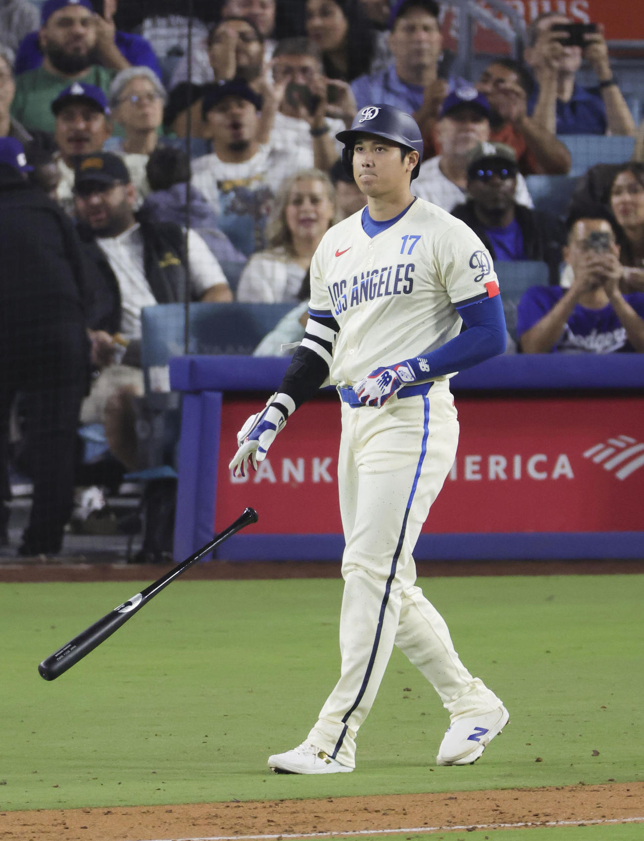 ロッキーズ戦の6回、死球を受け一塁へ向かうドジャース・大谷（共同）