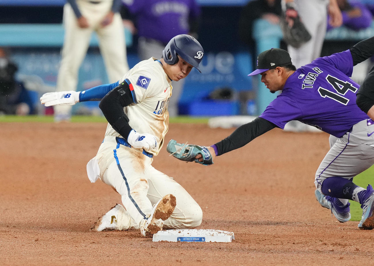 ドジャース対ロッキーズ　9回裏ドジャース1死一塁、二塁盗塁を決め、53盗塁を達成させる大谷（撮影・菅敏）