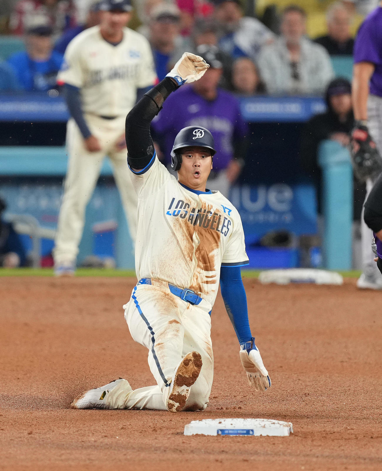ドジャース対ロッキーズ　9回裏ドジャース1死一塁、二塁盗塁を決め、53盗塁を達成させる大谷（撮影・菅敏）