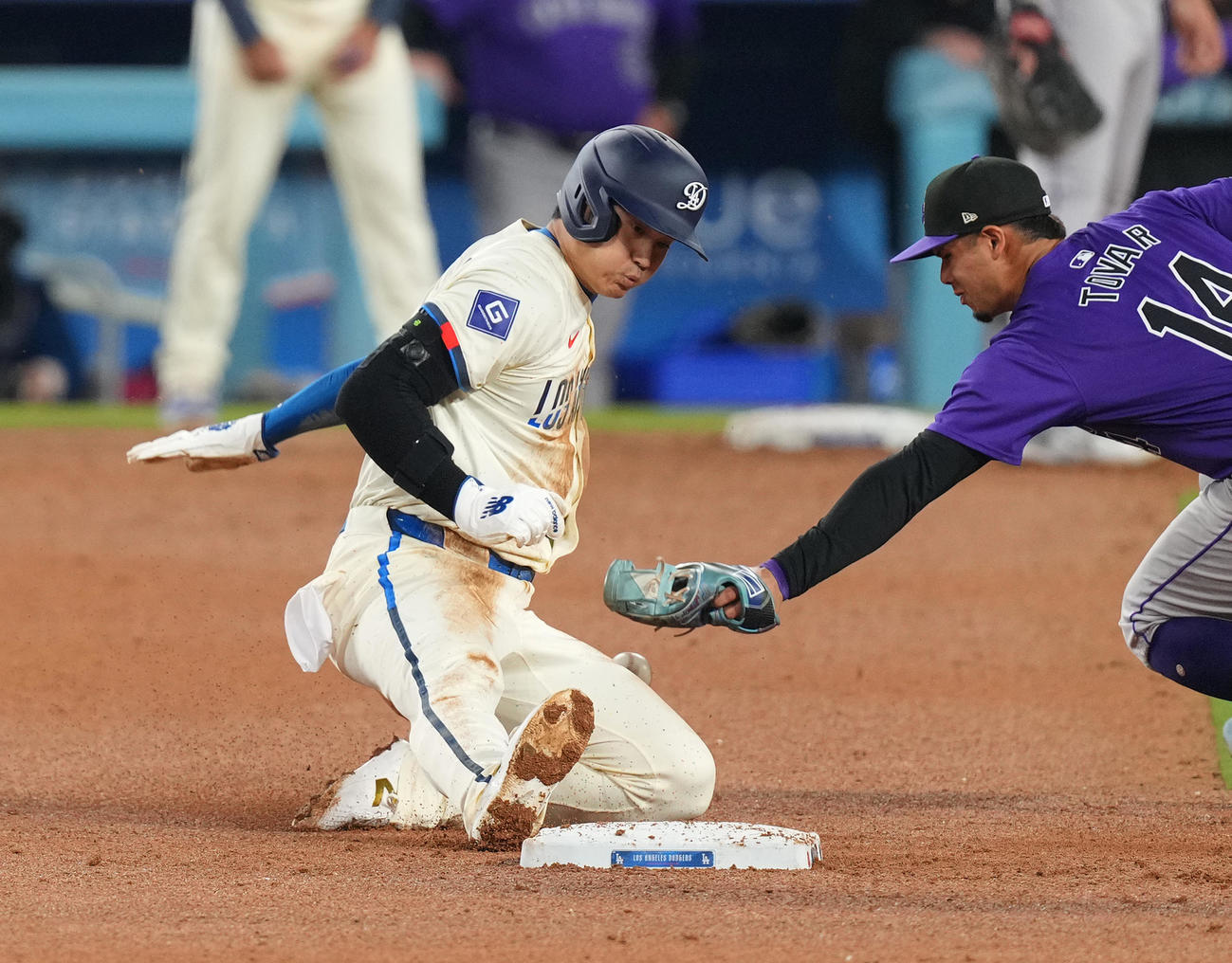 ドジャース対ロッキーズ　9回裏ドジャース1死一塁、二塁盗塁を決め、53盗塁を達成させる大谷（撮影・菅敏）