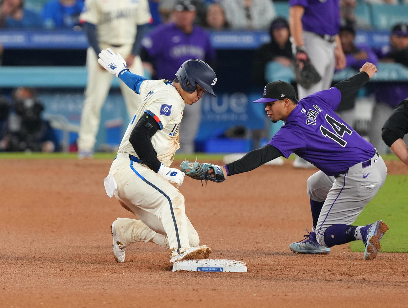 ドジャース対ロッキーズ　9回裏ドジャース1死一塁、二塁盗塁を決め、53盗塁を達成させる大谷（撮影・菅敏）
