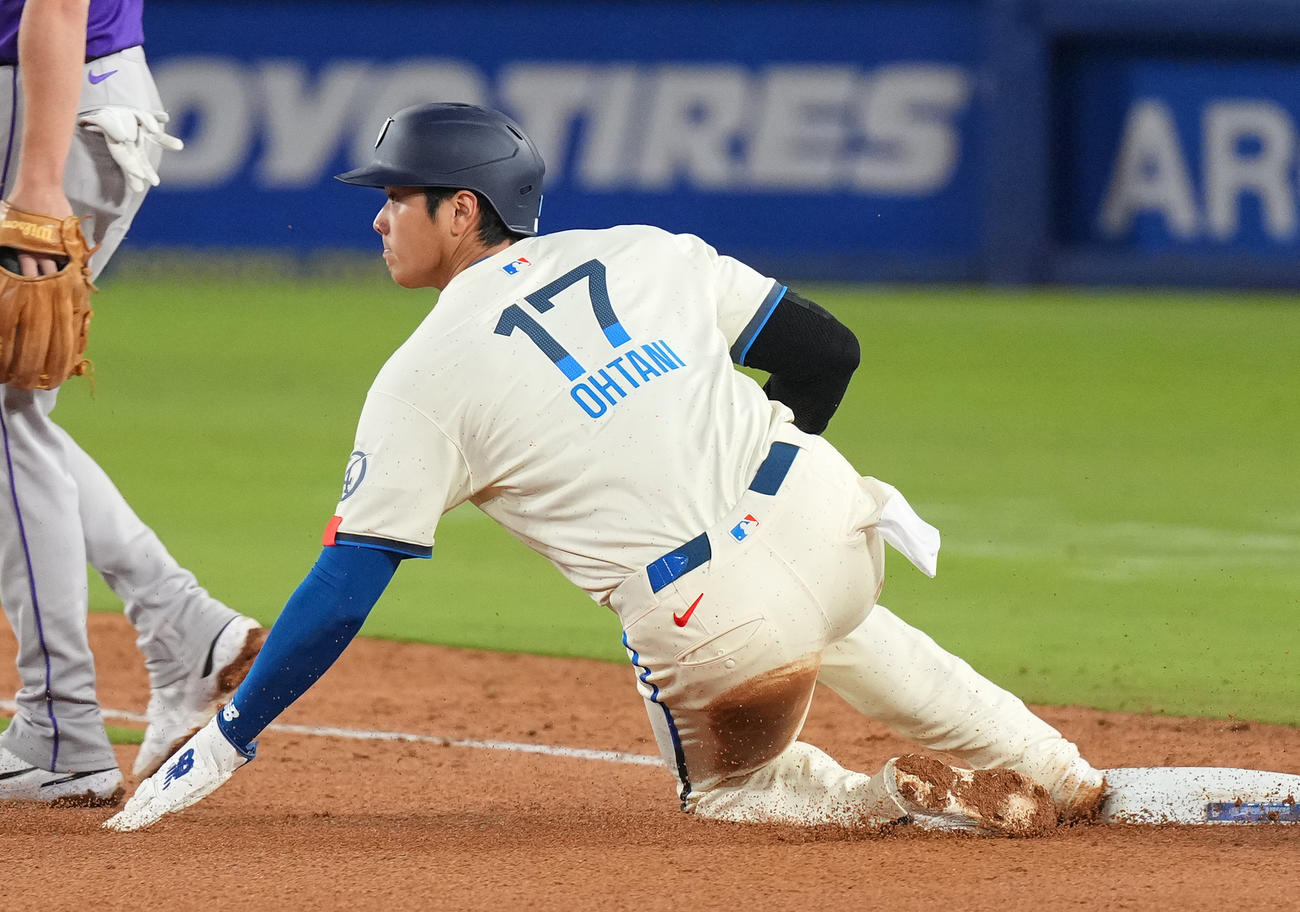ドジャース対ロッキーズ　9回裏ドジャース1死一、二塁、T・ヘルナンデスの右直で三塁に進塁する大谷（撮影・菅敏）