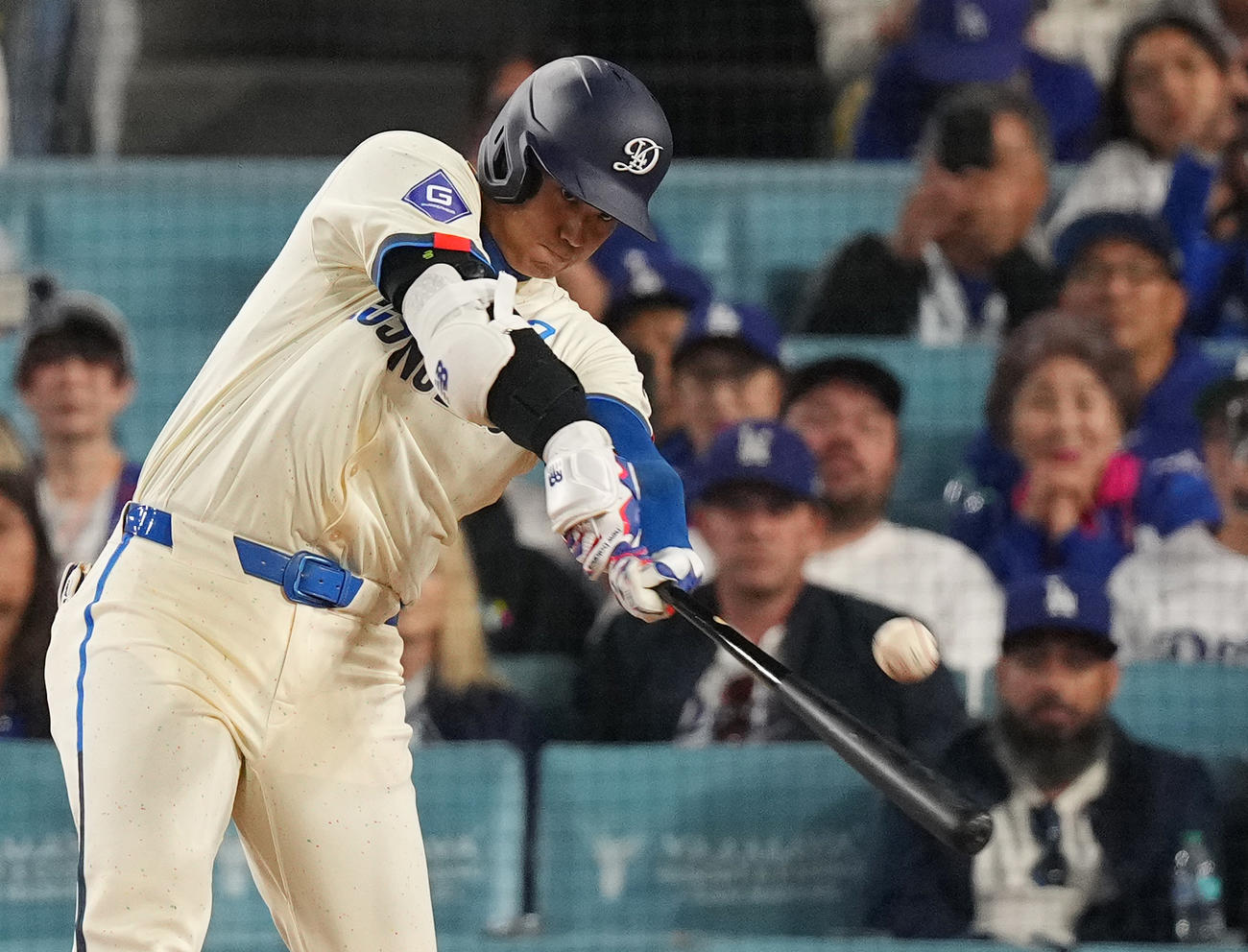 ドジャース対ロッキーズ　9回裏ドジャース無死、中前打を放つ大谷（撮影・菅敏）