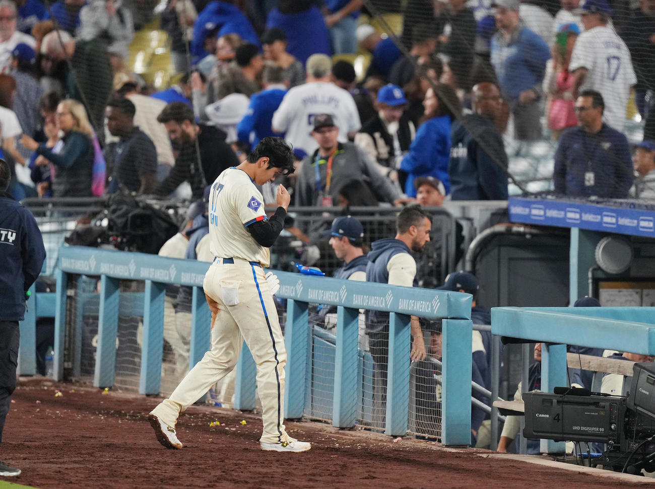 ドジャース対ロッキーズ　ロッキーズに敗れ、肩を落として引き揚げるドジャース大谷（撮影・菅敏）