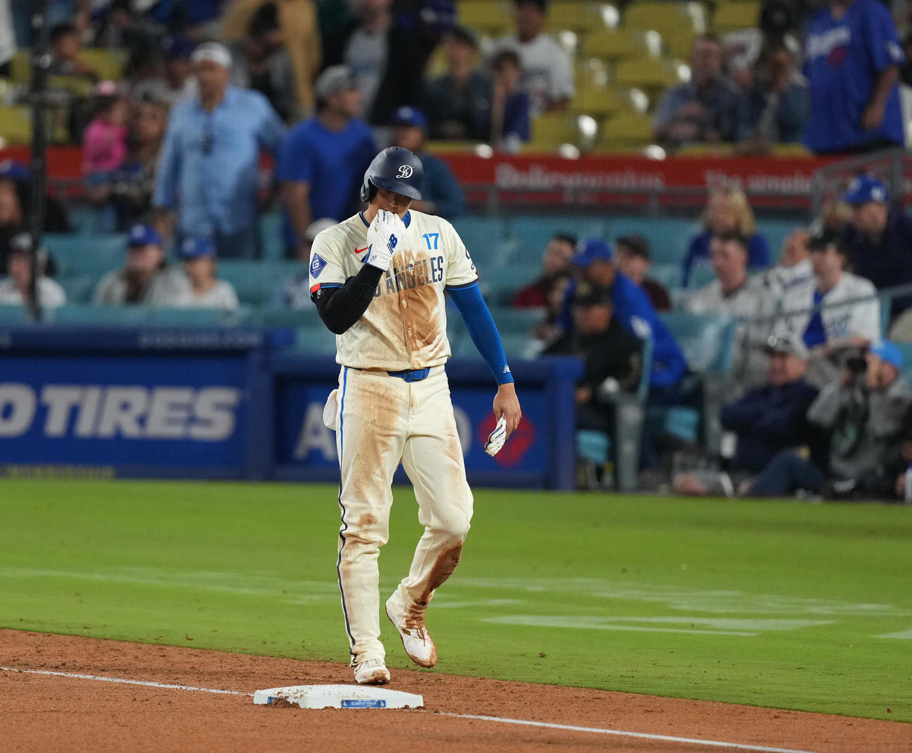 ドジャース対ロッキーズ　ロッキーズに敗れ、肩を落として引き揚げるドジャース大谷（撮影・菅敏）