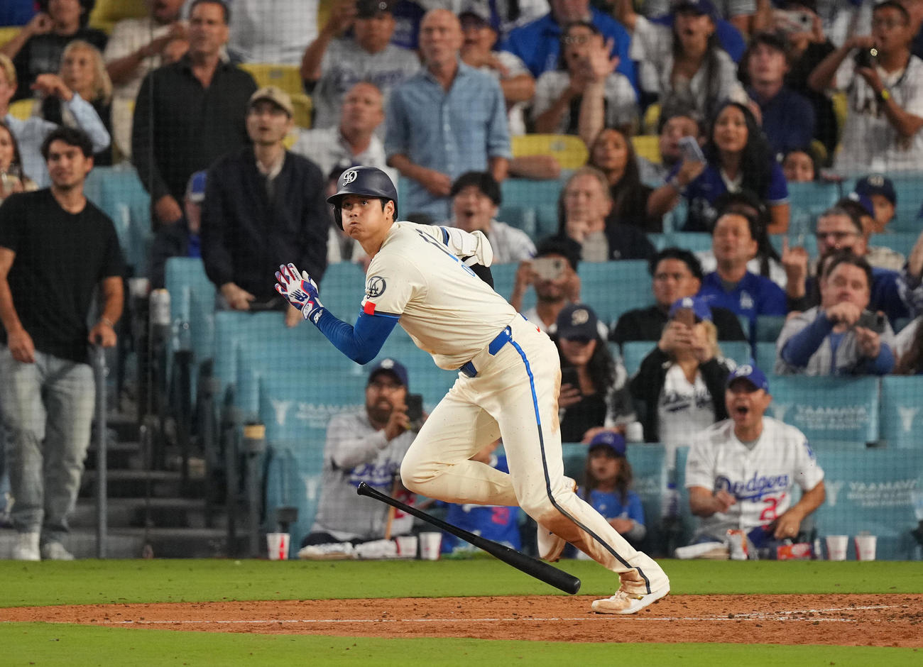 ドジャース対ロッキーズ　9回裏ドジャース無死、中前打を放つ大谷（撮影・菅敏）