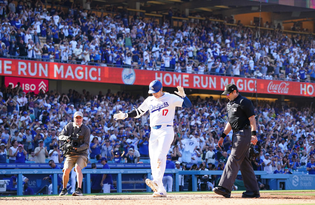 ドジャース対ロッキーズ　9回裏ドジャース無死、53号同点の同点のソロ本塁打を放ち、本塁に戻る大谷（撮影・菅敏）