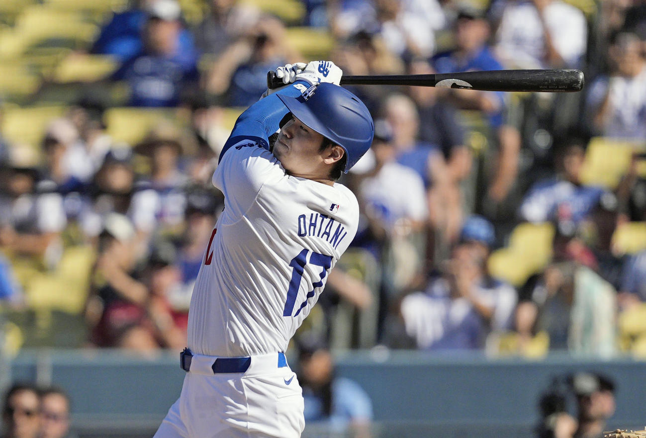 ロッキーズ戦の9回、同点の53号ソロを放つドジャース大谷（共同）