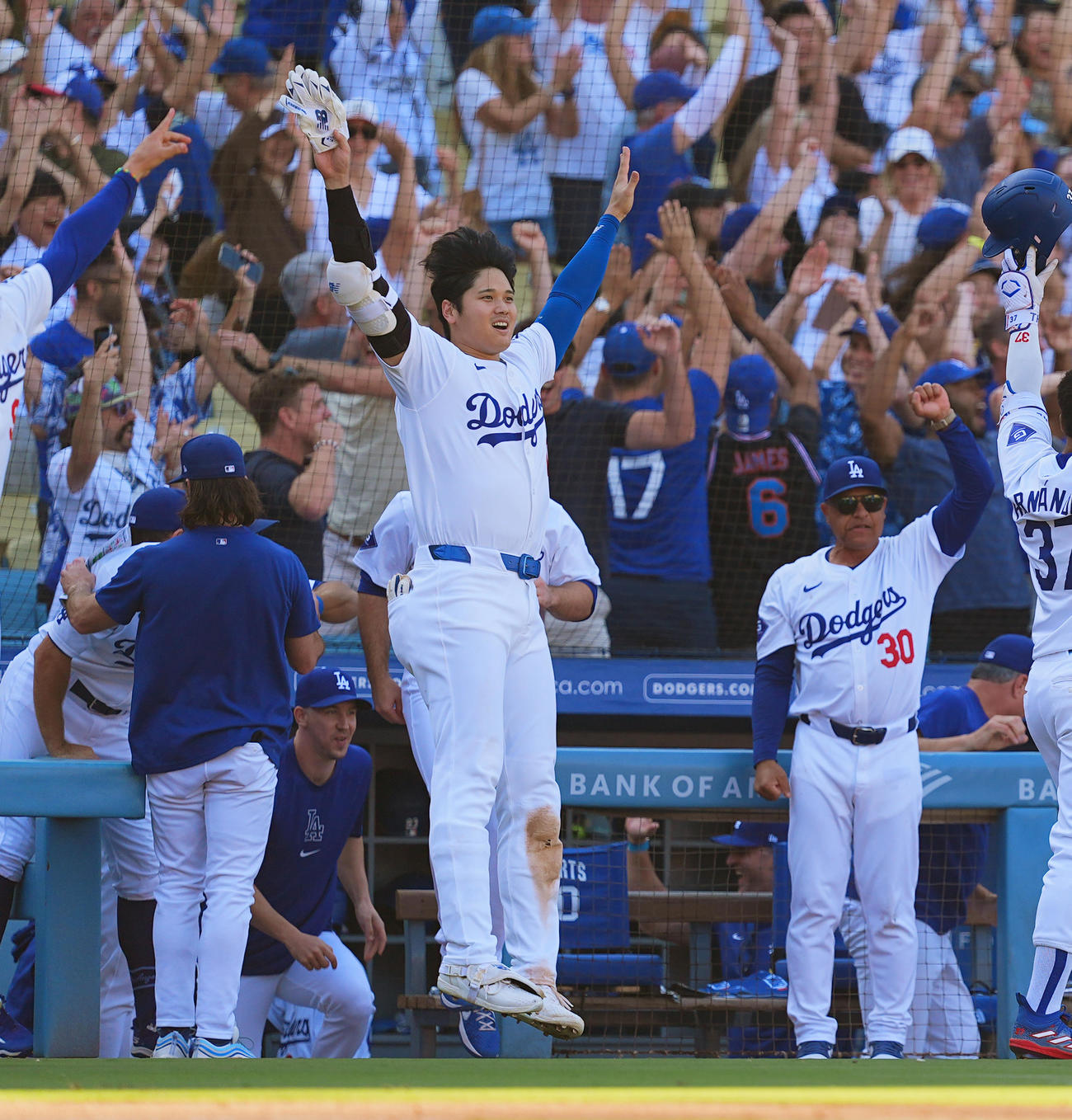ドジャース対ロッキーズ　9回裏ドジャース無死、ベッツのサヨナラの本塁打にベンチから飛び出し、喜びを爆発させる大谷。右ロバーツ監督（撮影・菅敏）