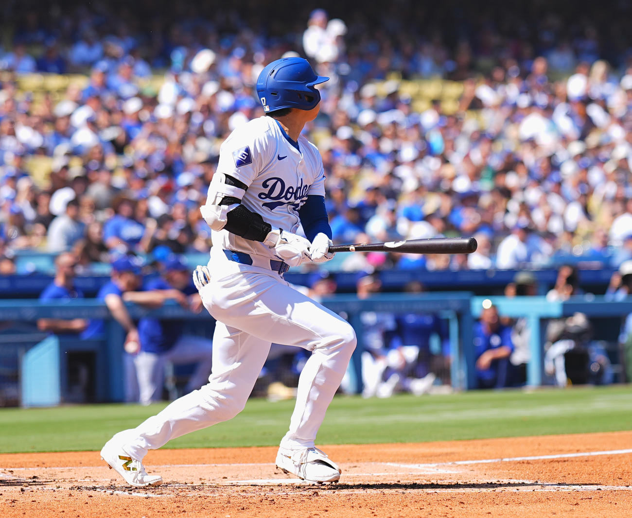 ドジャース対ロッキーズ　1回裏ドジャース無死、左前打を放つ大谷（撮影・菅敏）