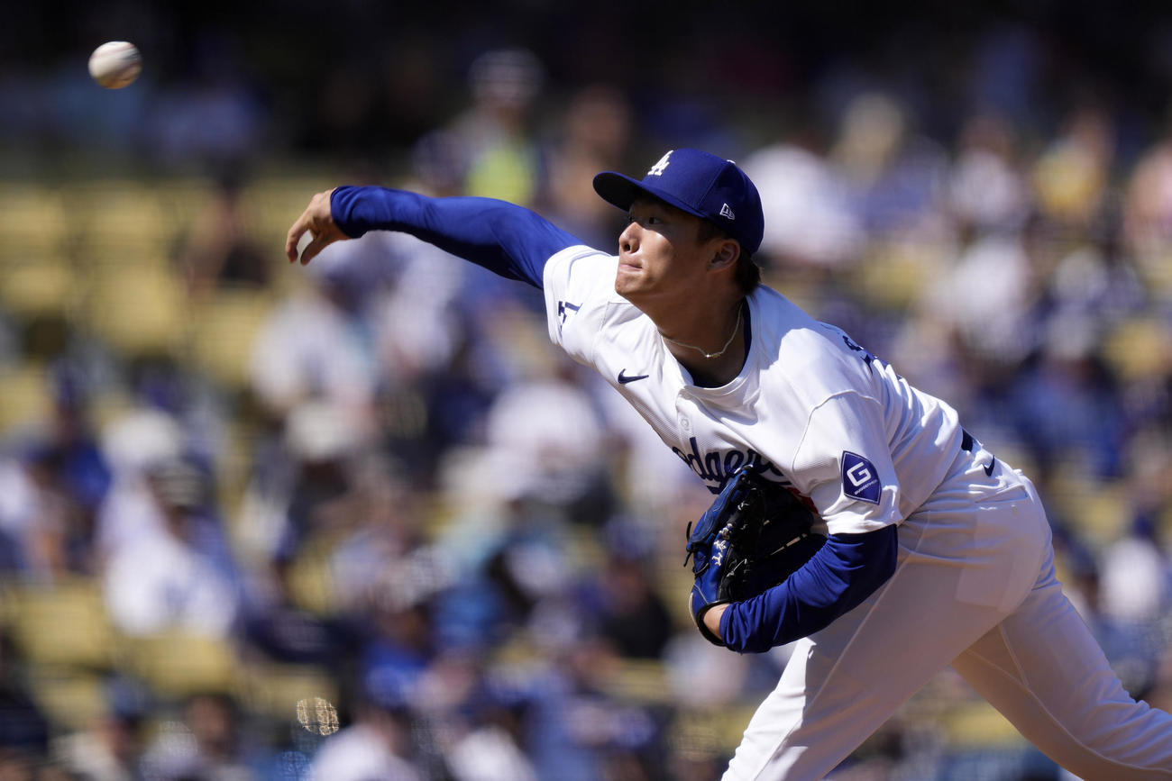 ロッキーズ戦で力投するドジャース山本由伸（AP）