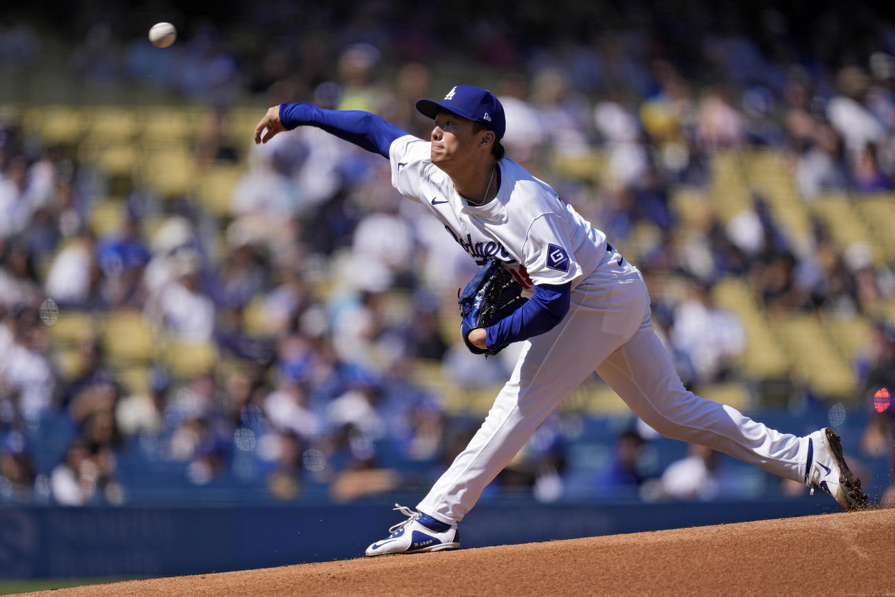 ロッキーズ戦で力投するドジャース山本由伸（AP）