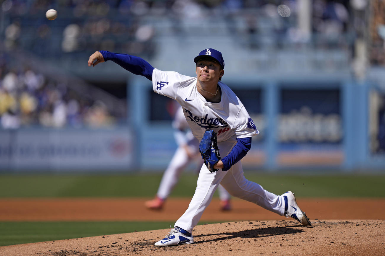 ロッキーズ戦で力投するドジャース山本由伸（AP）