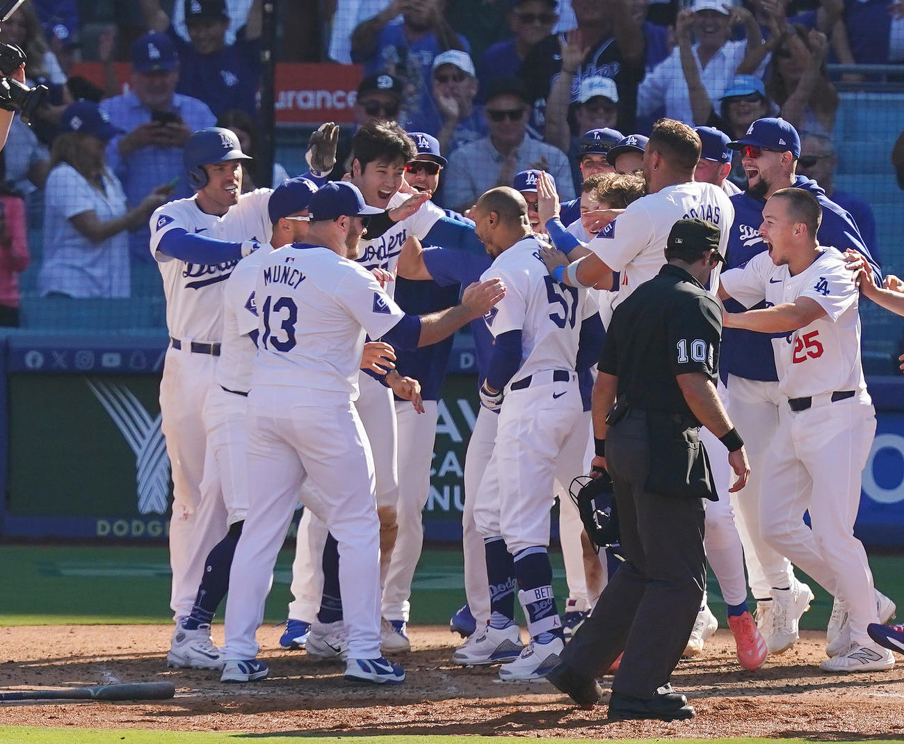 ドジャース対ロッキーズ　9回裏ドジャース無死、サヨナラの本塁打を放ったベッツ（中央）を笑顔で迎える大谷（左から4人目）（撮影・菅敏）
