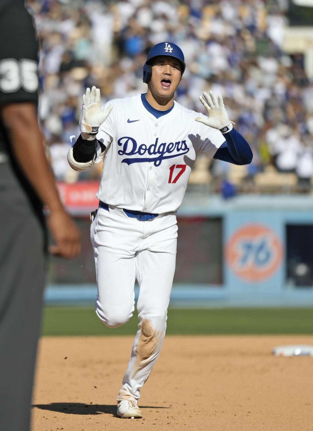 ロッキーズ戦の9回、同点の53号ソロを放ち塁を回るドジャース大谷（共同）