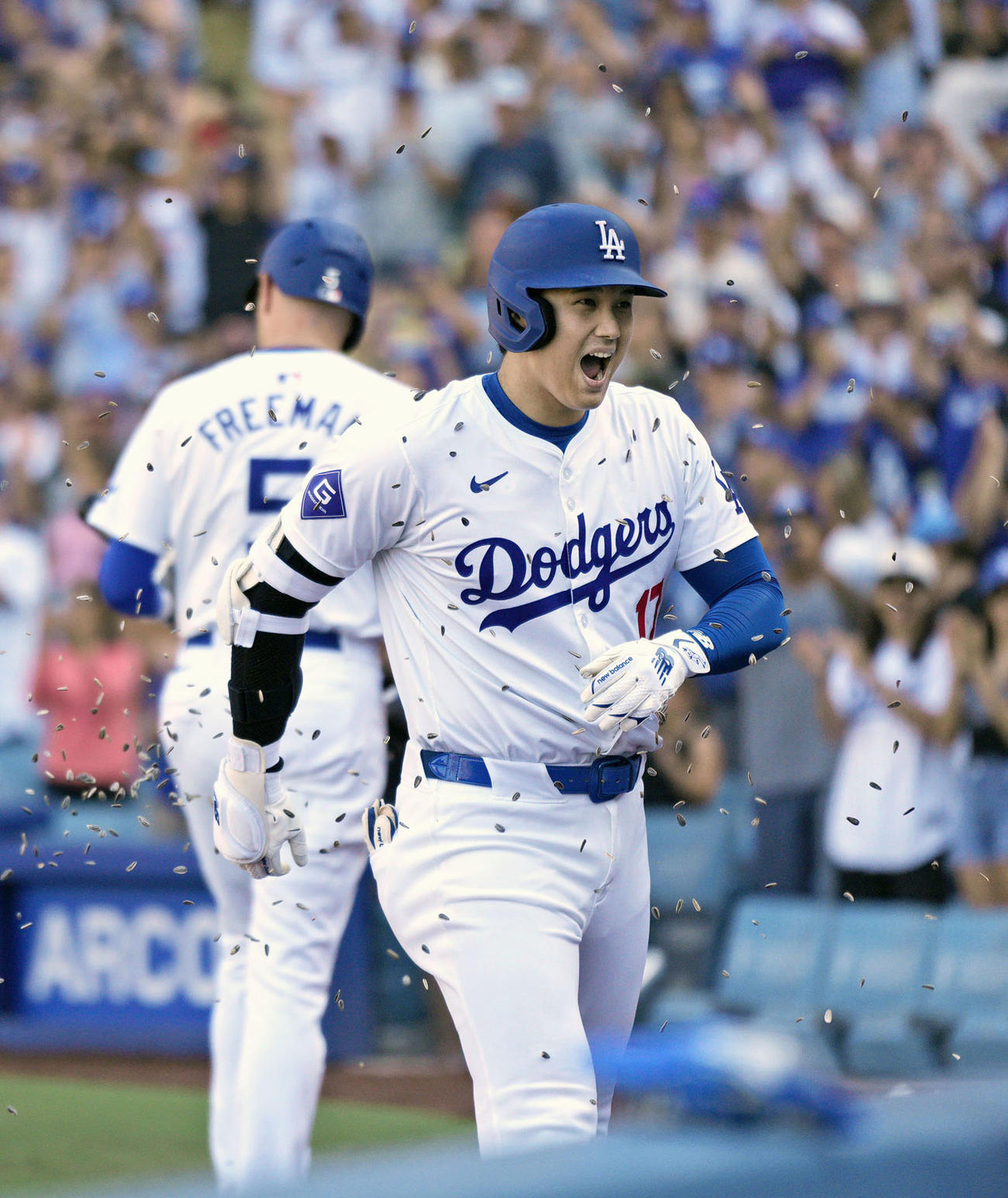 ロッキーズ戦の9回、同点の53号ソロを放ちヒマワリの種を浴びるドジャース大谷（共同）