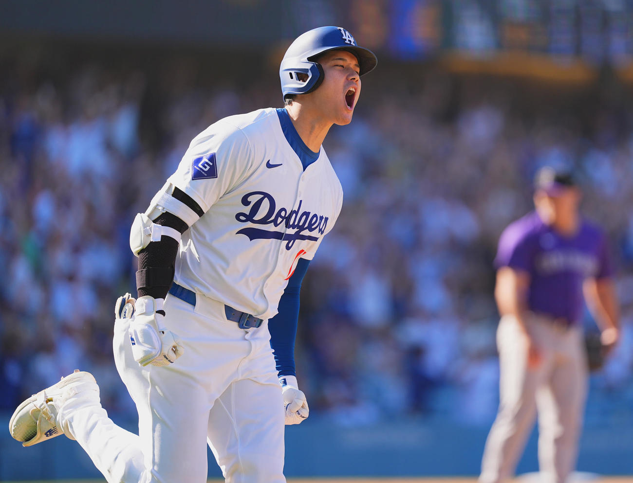 ドジャース対ロッキーズ　9回裏ドジャース無死、53号同点の同点のソロ本塁打を放ち、雄たけびを上げる大谷（撮影・菅敏）