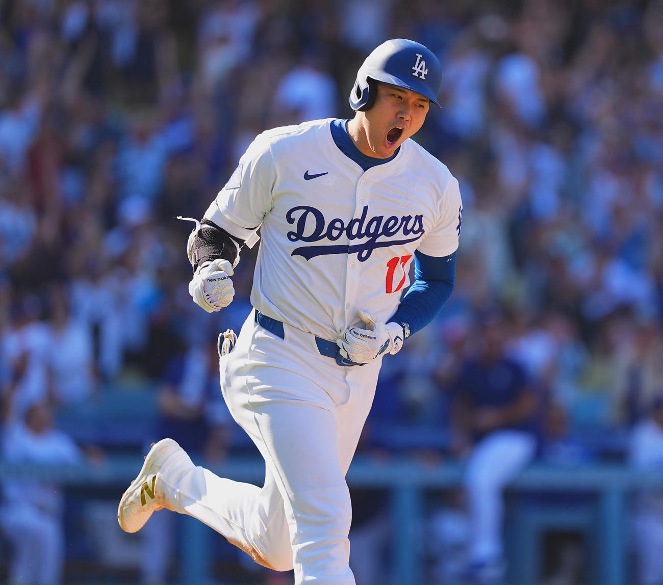 ドジャース対ロッキーズ　9回裏ドジャース無死、53号同点の同点のソロ本塁打を放ち、雄たけびを上げる大谷（撮影・菅敏）