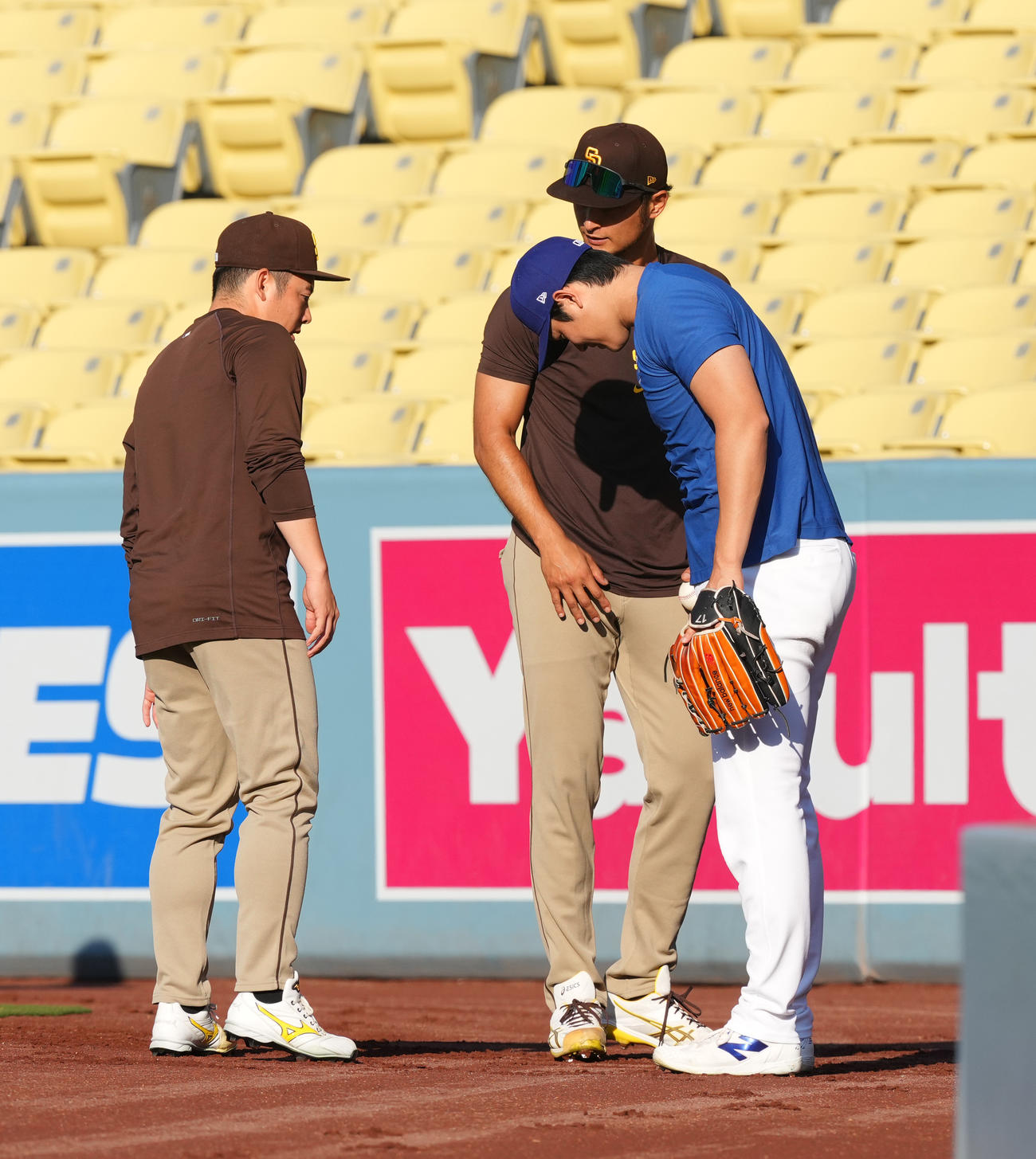 ドジャース対パドレス　試合前、パドレス・ダルビッシュ（後方）と話すドジャース大谷。左は松井（撮影・菅敏）