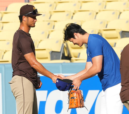ドジャース対パドレス　試合前、パドレス・ダルビッシュ（左）にあいさつするドジャース大谷（撮影・菅敏）