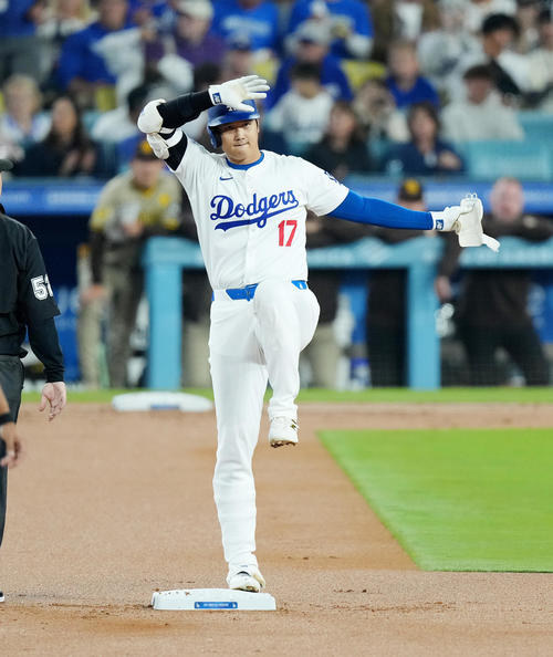 ドジャース対パドレス　1回裏ドジャース無死、右二塁打を放ち、塁上でポーズをとる大谷（撮影・菅敏）