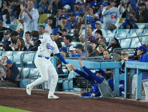 ドジャース対パドレス　1回裏ドジャース無死二塁、ベッツの遊ゴロを相手が悪送球し、二塁から生還する大谷（左）（撮影・菅敏）