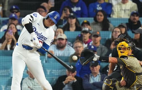 ドジャース対パドレス　7回裏ドジャース2死、空振りの三振に倒れる大谷（撮影・菅敏）
