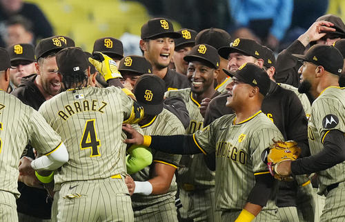 ドジャース対パドレス　ドジャースに勝利しプレーオフ進出を決め、歓喜の輪で笑顔を見せるパドレス・ダルビッシュ（中央）らナイン（撮影・菅敏）