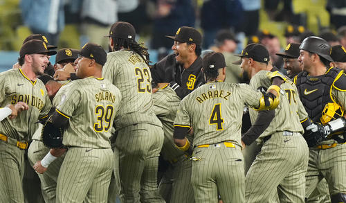 ドジャース対パドレス　ドジャースに勝利しプレーオフ進出を決め、歓喜の輪で笑顔を見せるパドレス・ダルビッシュ（中央）らナイン（撮影・菅敏）