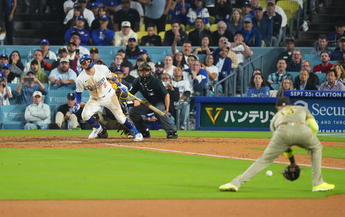 ドジャース対パドレス　9回裏ドジャース無死一、二塁、三ゴロで三重殺になるロハス（撮影・菅敏）