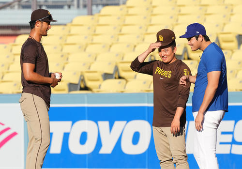 ドジャース対パドレス　試合前、パドレス・ダルビッシュ（左）、松井（中央）と談笑するドジャース大谷（撮影・菅敏）