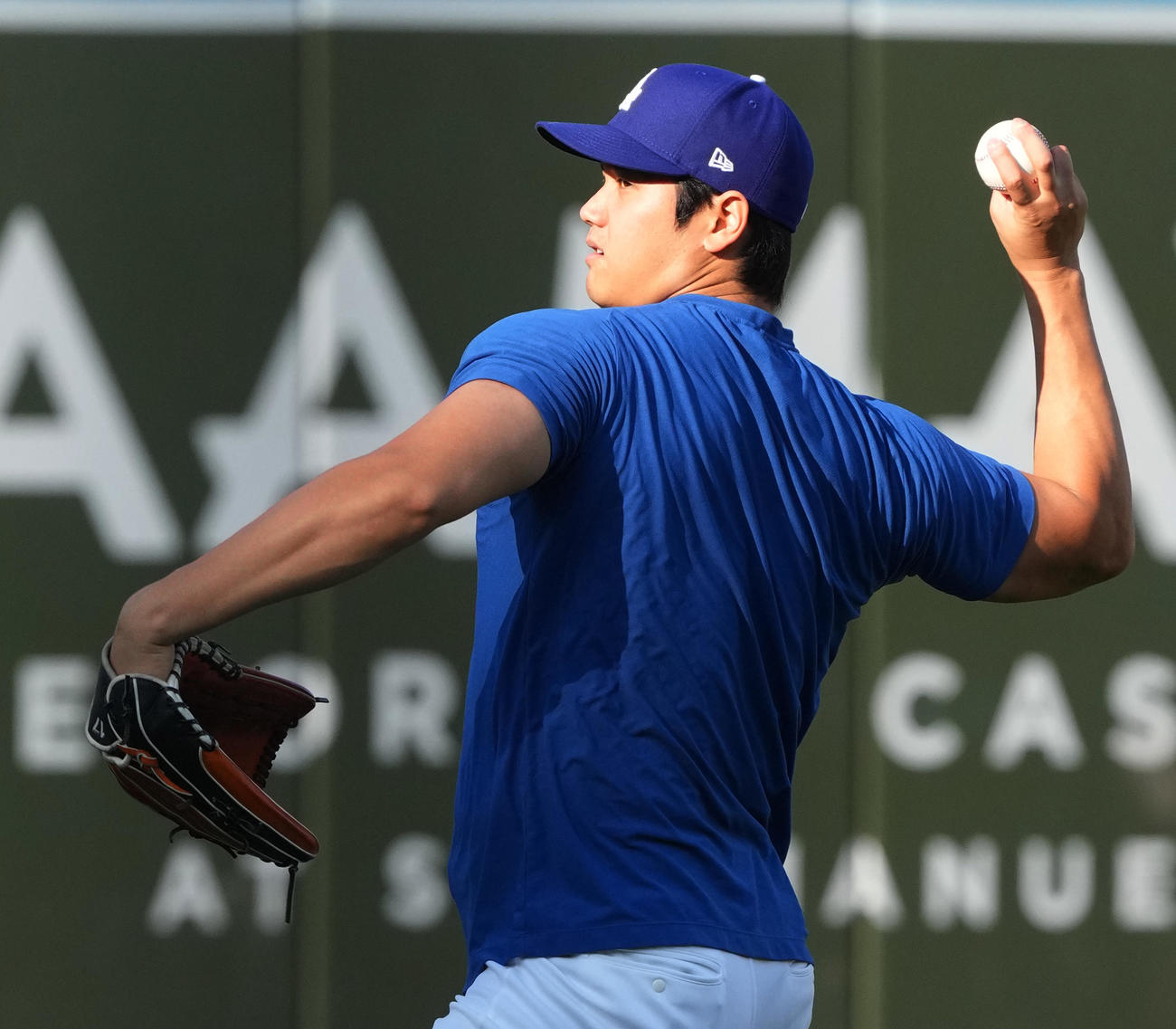 ドジャース対パドレス　試合前、キャッチボールをするドジャース大谷（撮影・菅敏）