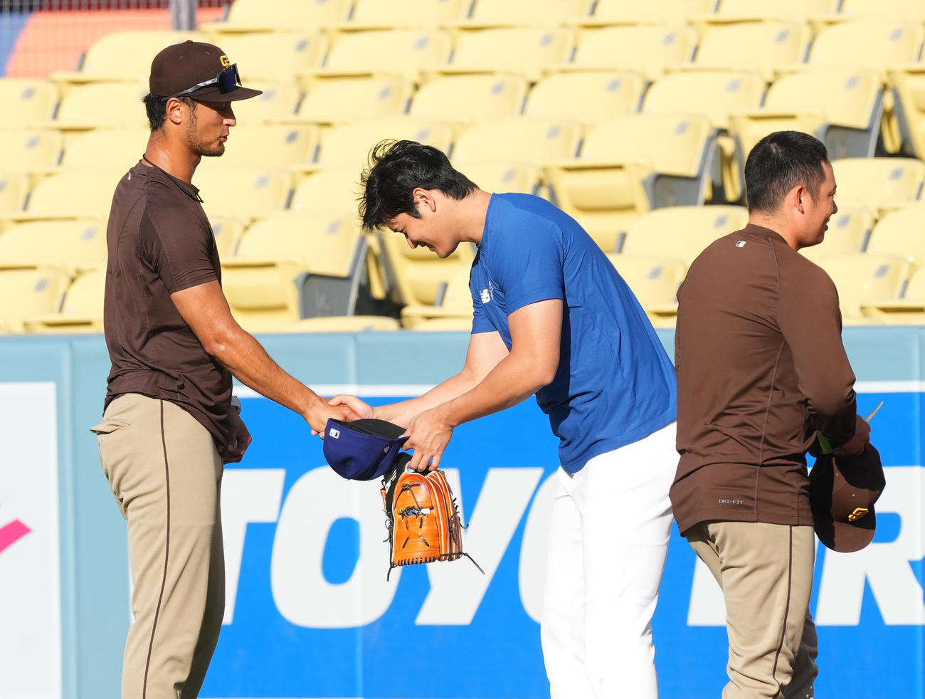ドジャース対パドレス　試合前、パドレス・ダルビッシュ（左）にあいさつするドジャース大谷。右は松井（撮影・菅敏）