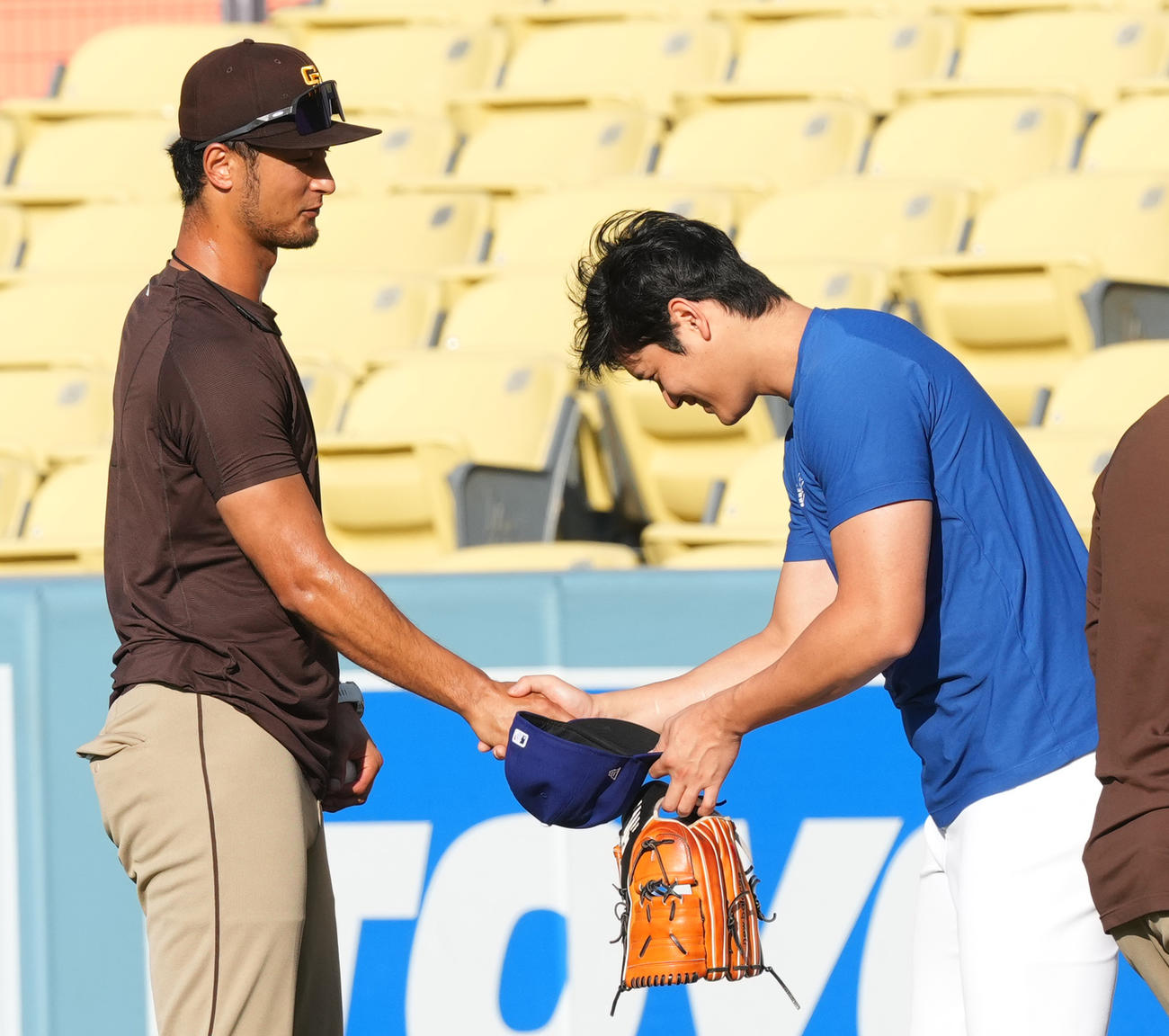 ドジャース対パドレス　試合前、パドレス・ダルビッシュ（左）にあいさつするドジャース大谷（撮影・菅敏）