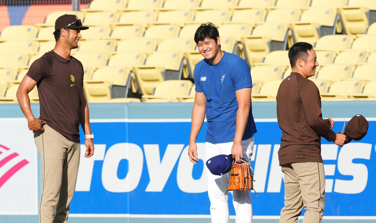 ドジャース対パドレス　試合前、パドレス・ダルビッシュ（左）にあいさつするドジャース大谷。右は松井（撮影・菅敏）
