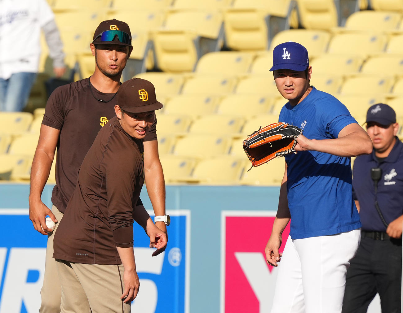 ドジャース対パドレス　試合前、パドレス・ダルビッシュ（左）、松井（中央）と話すドジャース大谷（撮影・菅敏）