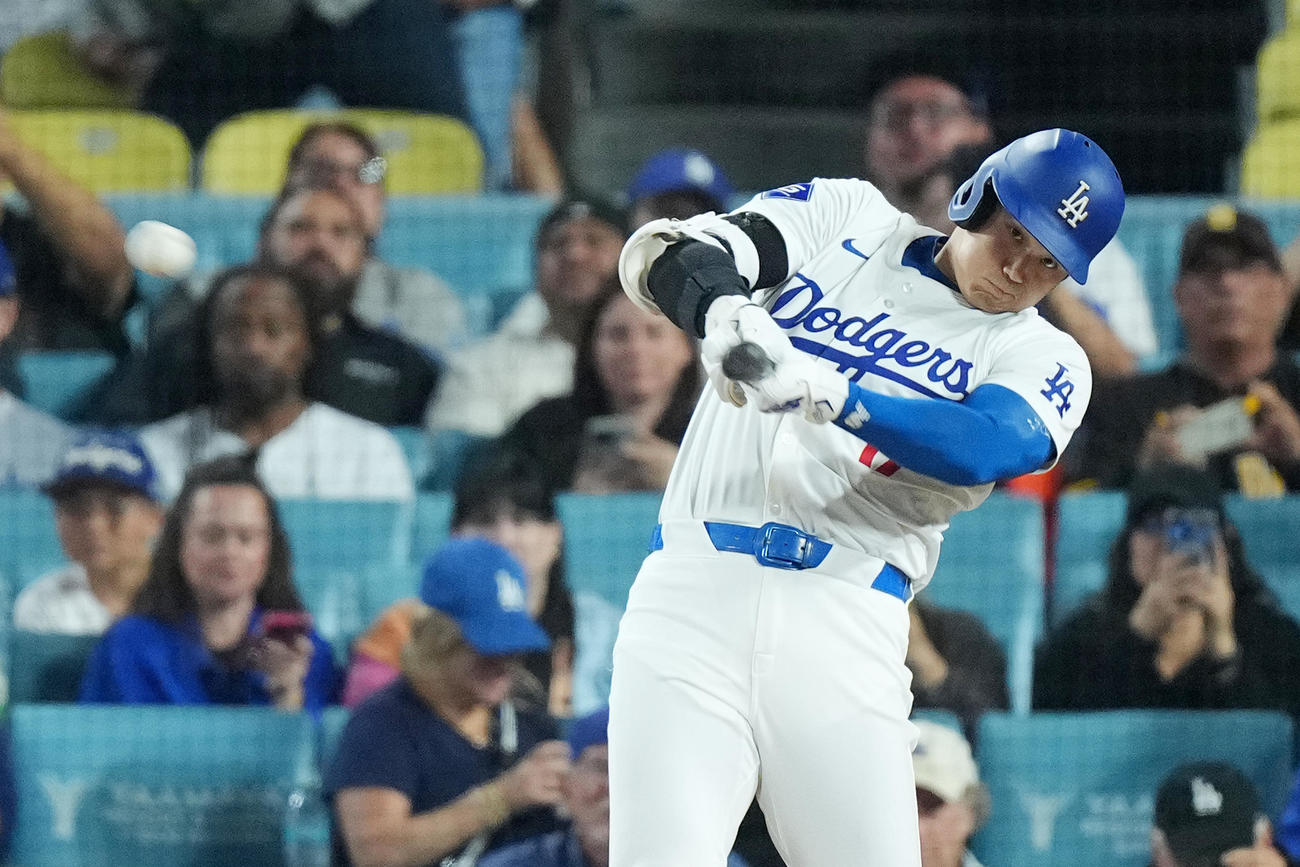 ドジャース対パドレス　1回裏ドジャース無死、右二塁打を放つ大谷（撮影・菅敏）
