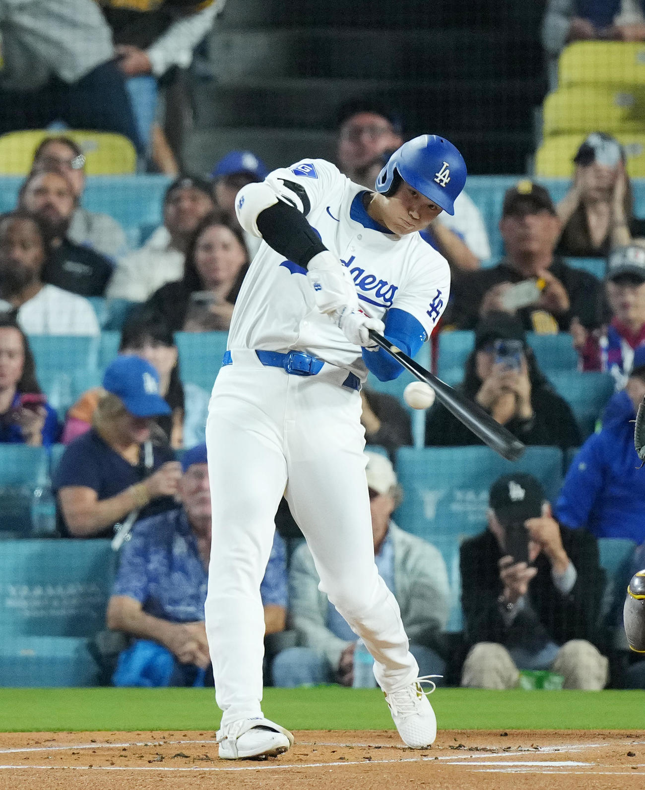 ドジャース対パドレス　1回裏ドジャース無死、右二塁打を放つ大谷（撮影・菅敏）
