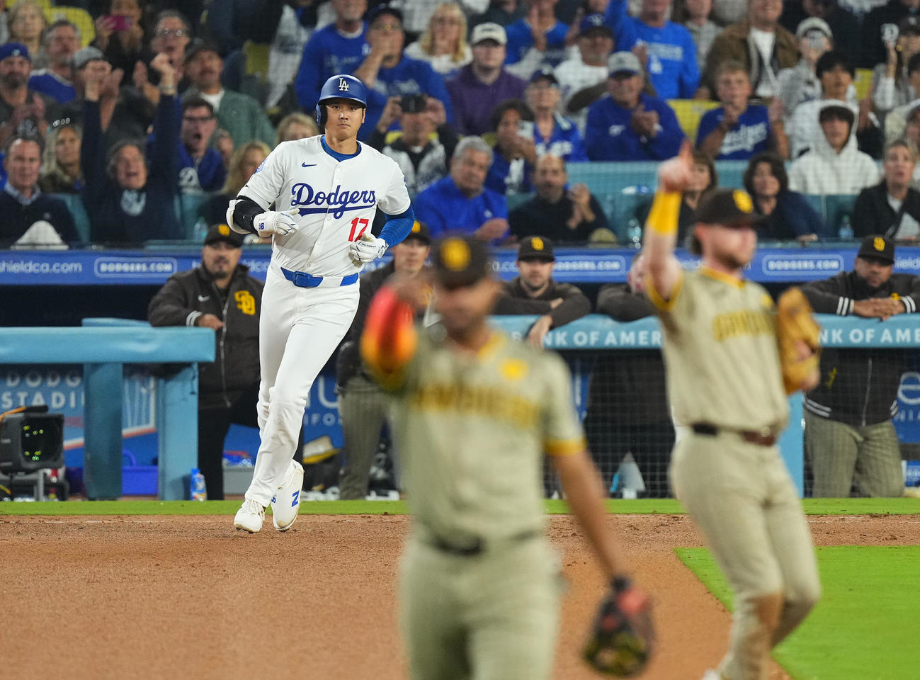 ドジャース対パドレス　5回裏ドジャース1死、左飛に倒れる大谷（後方）（撮影・菅敏）