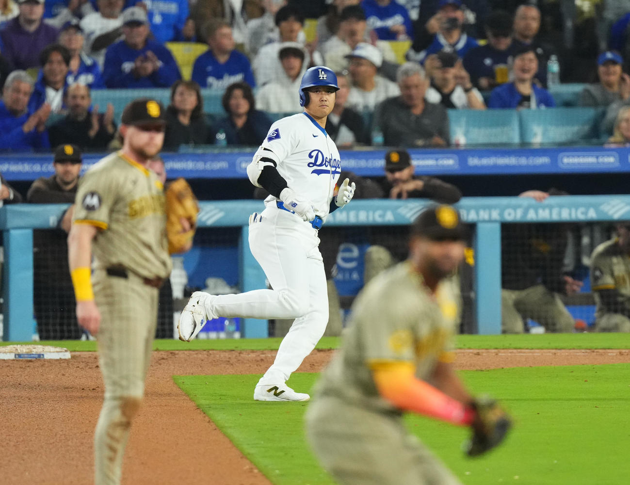 ドジャース対パドレス　5回裏ドジャース1死、左飛に倒れる大谷（後方）（撮影・菅敏）